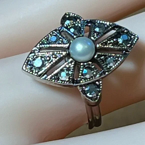 Sarah Coventry Silver Tone Rhinestone Pearl Size 7.5 Adjustable Cocktail Ring - Picture 2 of 7